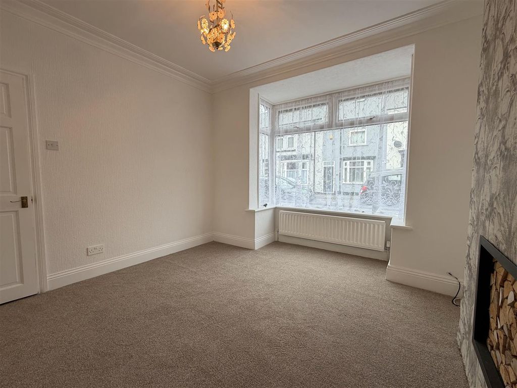 Property photo 3 of 10 Lounge