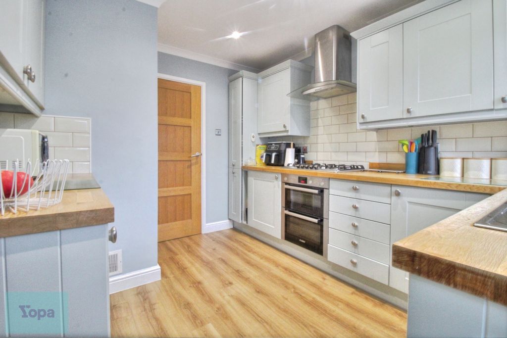 Property photo 2 of 27 828c0532-Kitchen