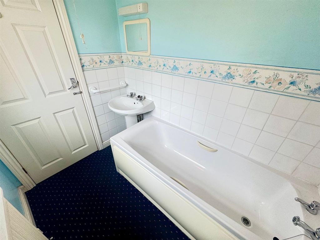 Property photo 3 of 10 Bathroom.Jpg