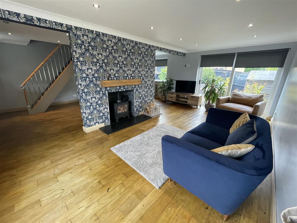 Property photo 1 of 23 92 Heathmeads 6.Jpg