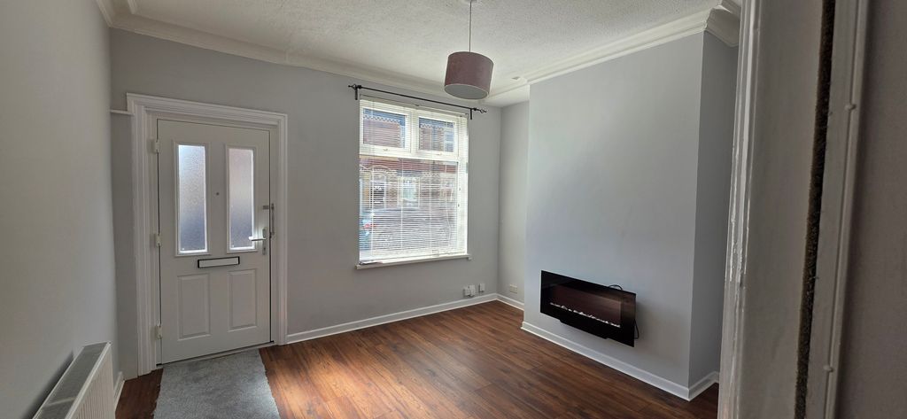 Property photo 3 of 13 Livingroom