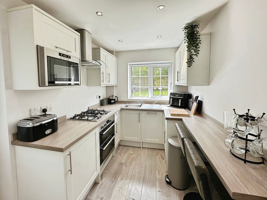 Property photo 3 of 19 Kitchen