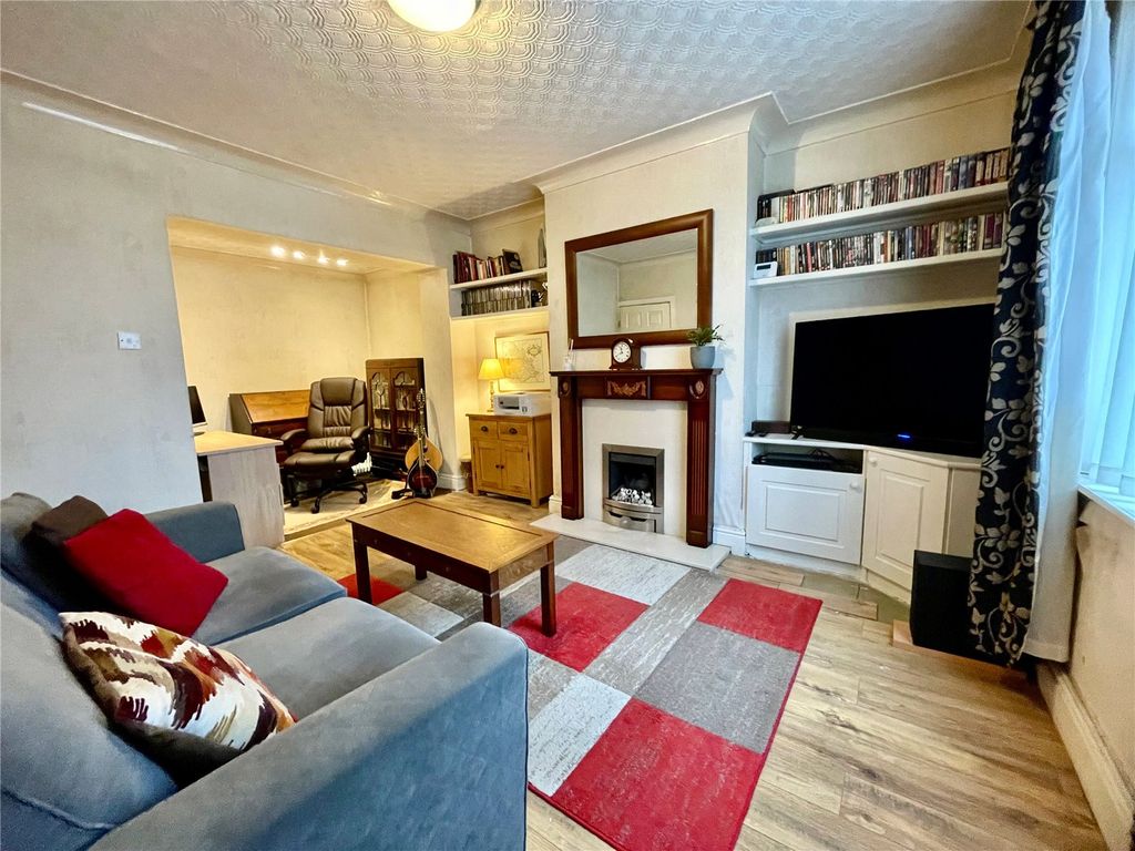 Property photo 3 of 12 Lounge