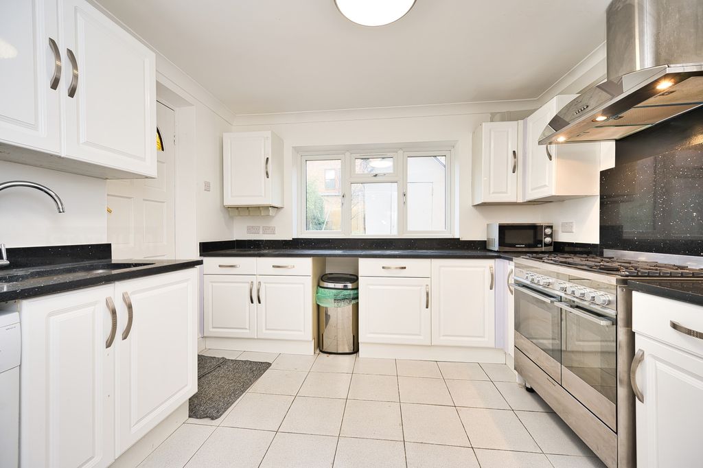 Property photo 2 of 25