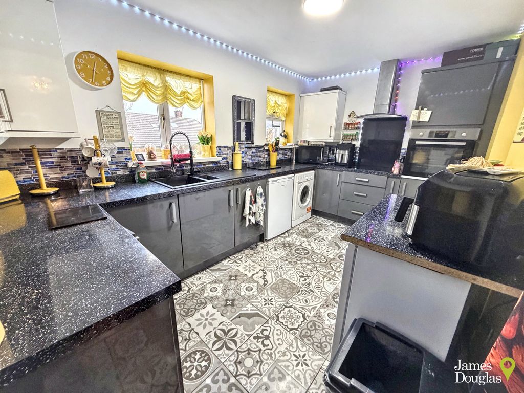 Property photo 2 of 20 Kitchen1