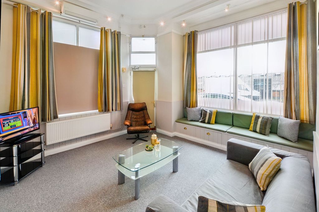 Property photo 1 of 14 Lounge