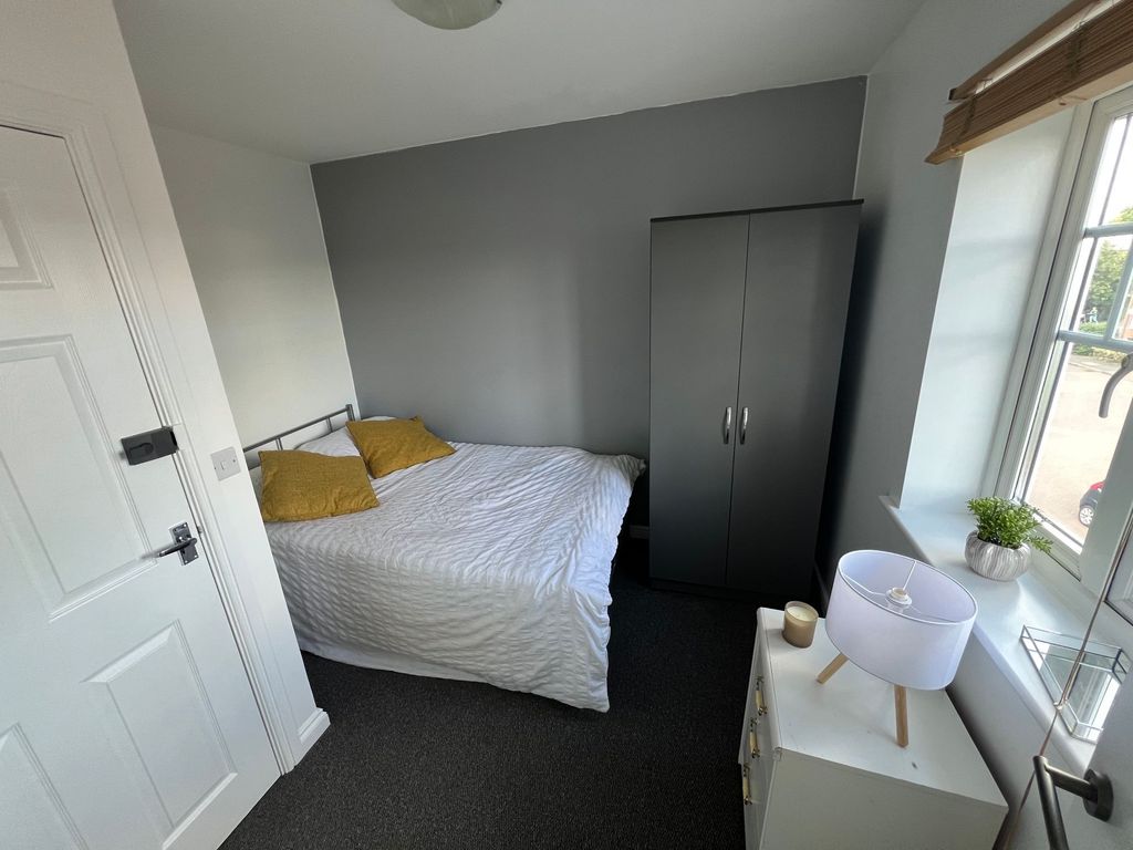 Property photo 1 of 9 A Cozy Double Bedroom Featuring A Comfortable Doub...