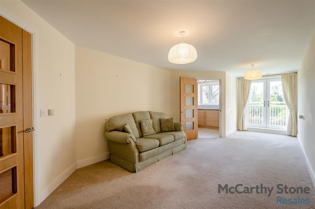 Property photo 2 of 17 8642767-Interior02.Jpg