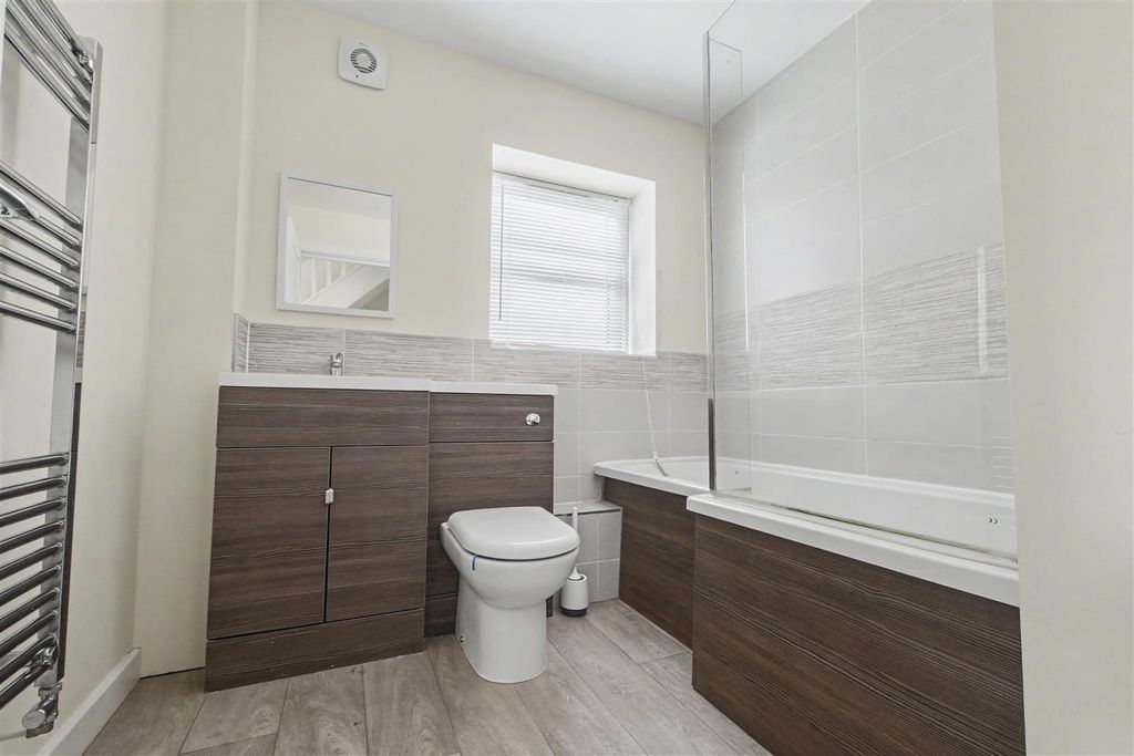 Property photo 3 of 23 Bathroom