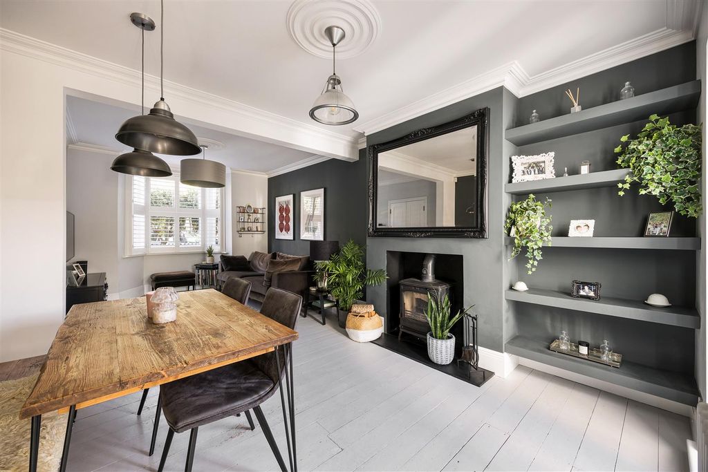 Property photo 2 of 34 Horn Lane, Ig8