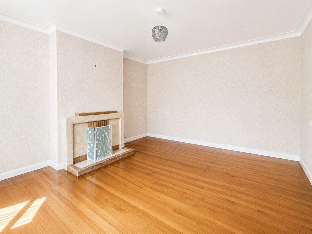 Property photo 3 of 17 Living Room