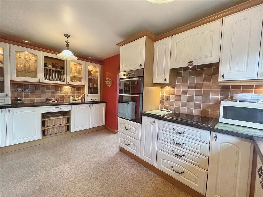 Property photo 2 of 25 Kitchen