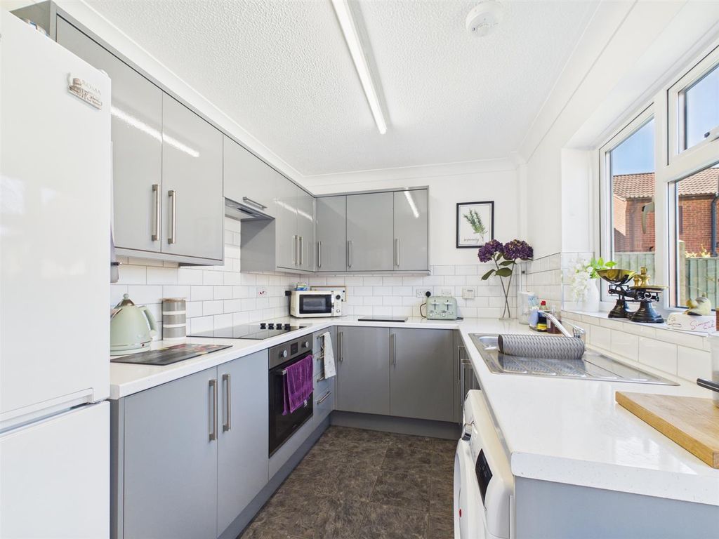 Property photo 2 of 9 Kitchen