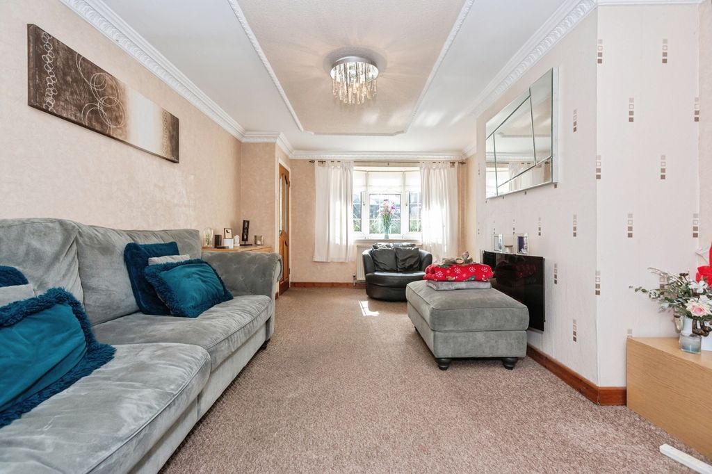 Property photo 3 of 16 Lounge