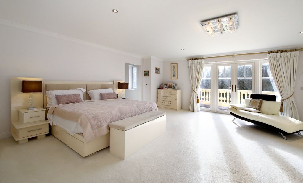 Property photo 3 of 18 Principal Bedroom