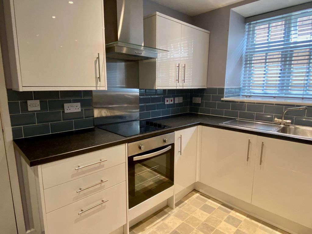 Property photo 2 of 15 Modern Kitchen