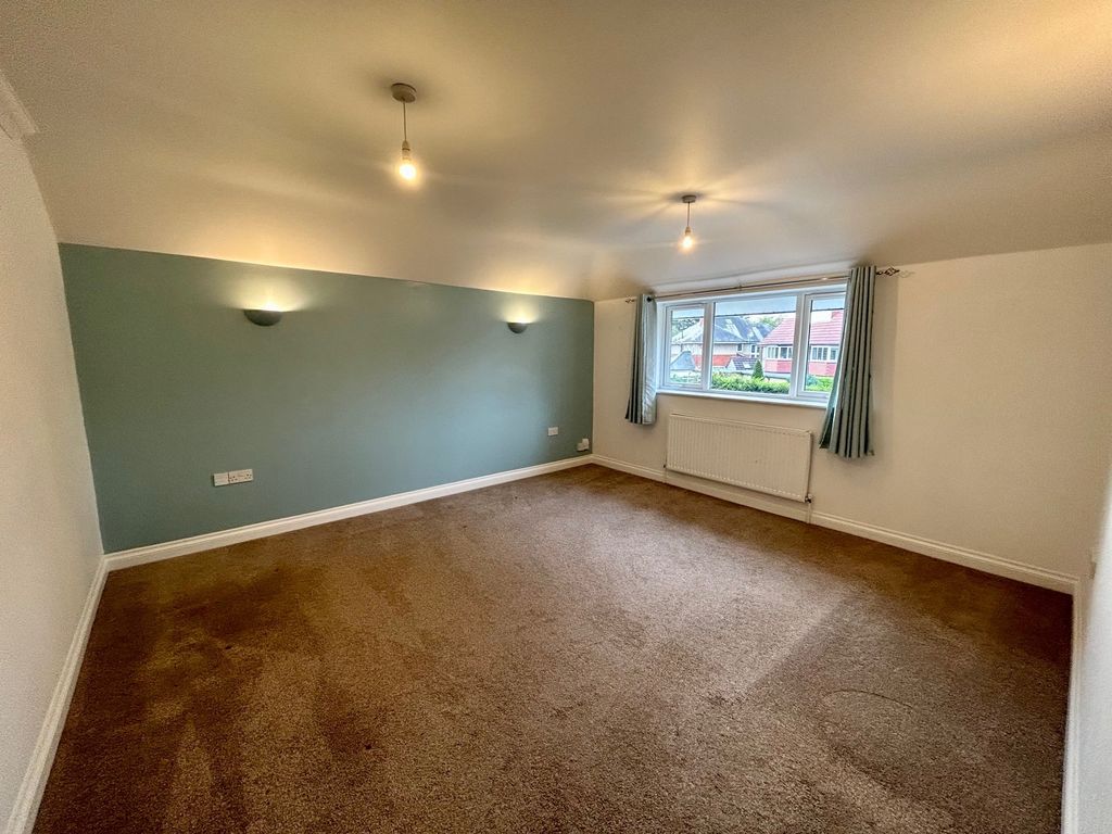 Property photo 3 of 13 Lounge