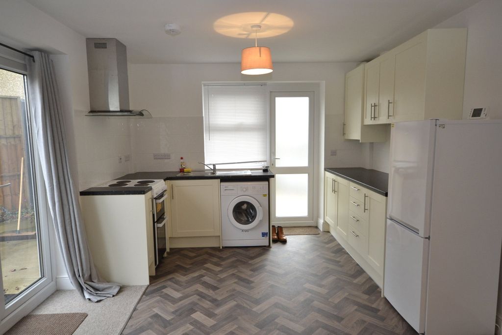 Property photo 3 of 8 Kitchen