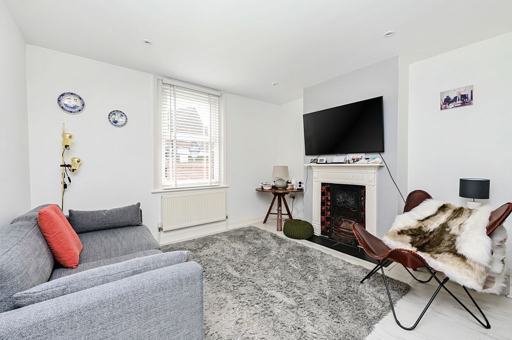 Property photo 2 of 13 4 The Crescent (6)