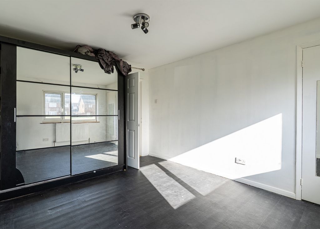 Property photo 2 of 22 5564332