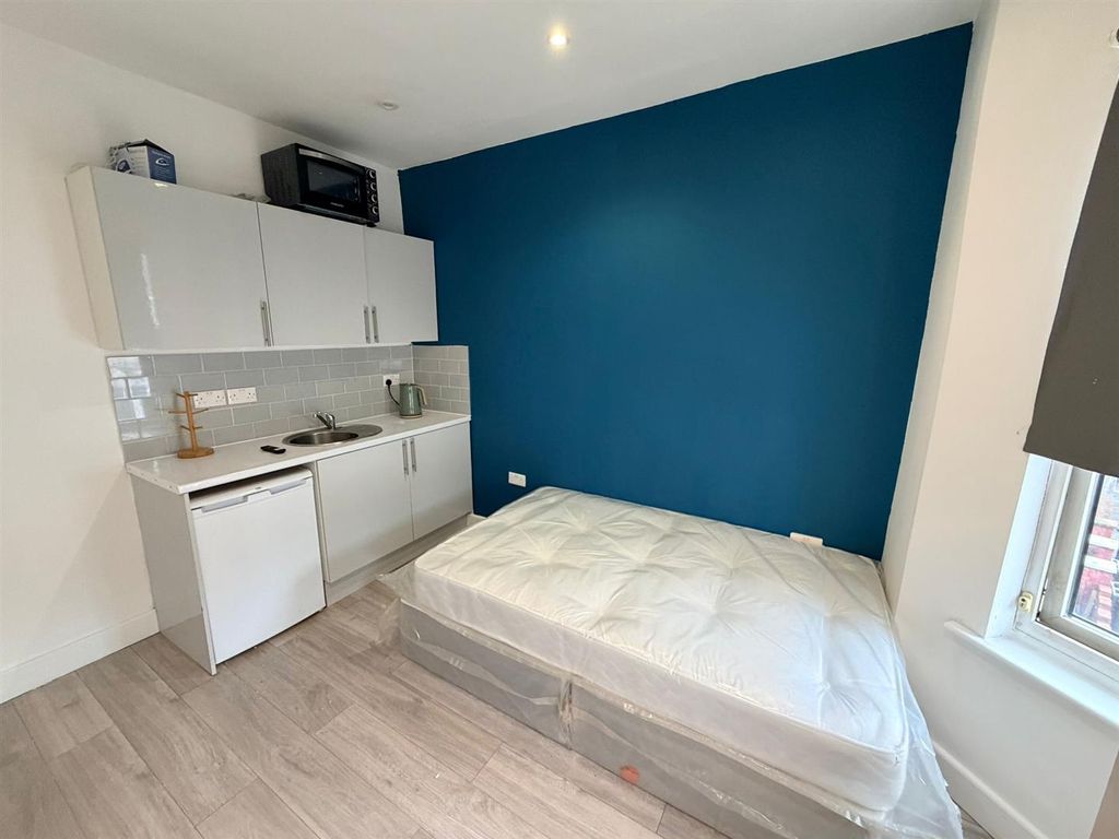 Property photo 3 of 4 Gowan Road Studio 5 l.Jpg