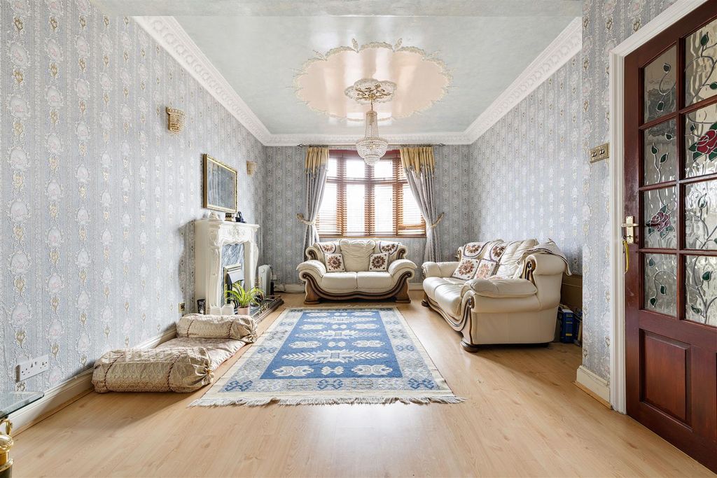 Property photo 2 of 27 Dames Road E7