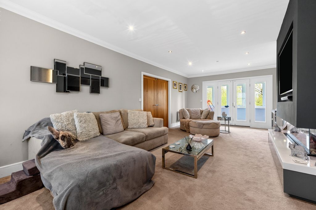 Property photo 3 of 26 Lounge