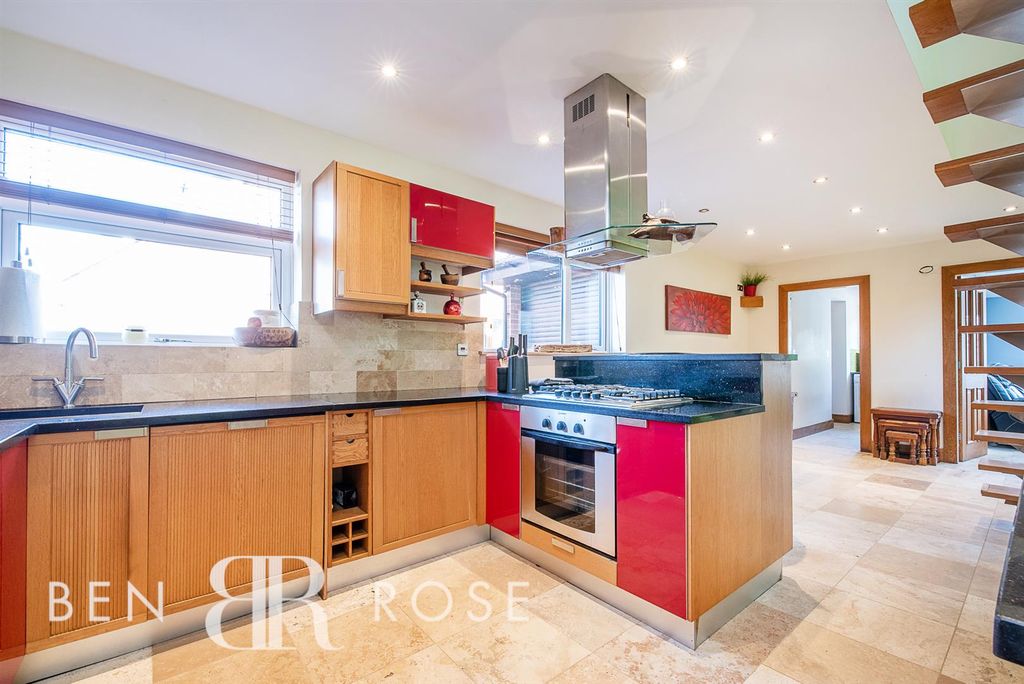 Property photo 2 of 31 Kitchen/Diner