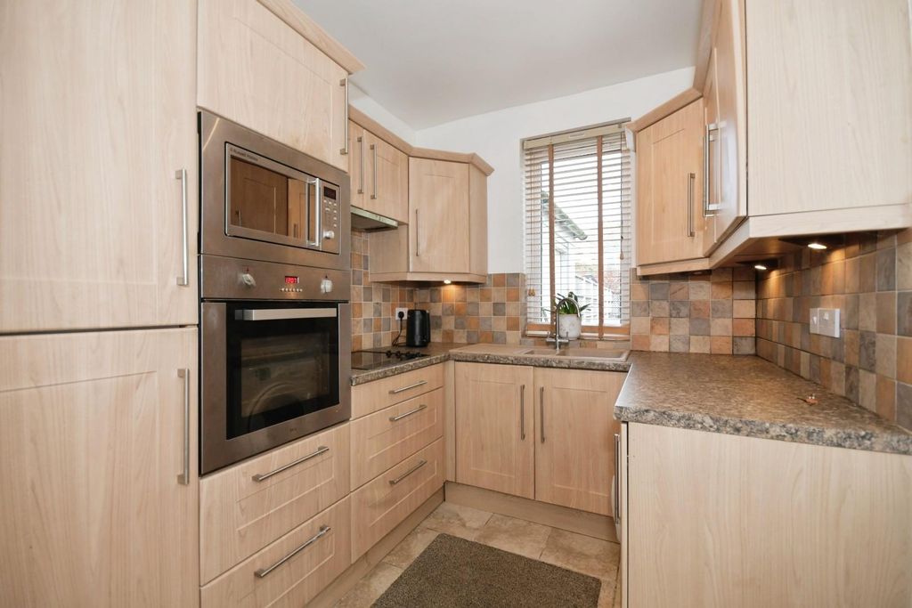 Property photo 2 of 17 Kitchen 03.Jpg