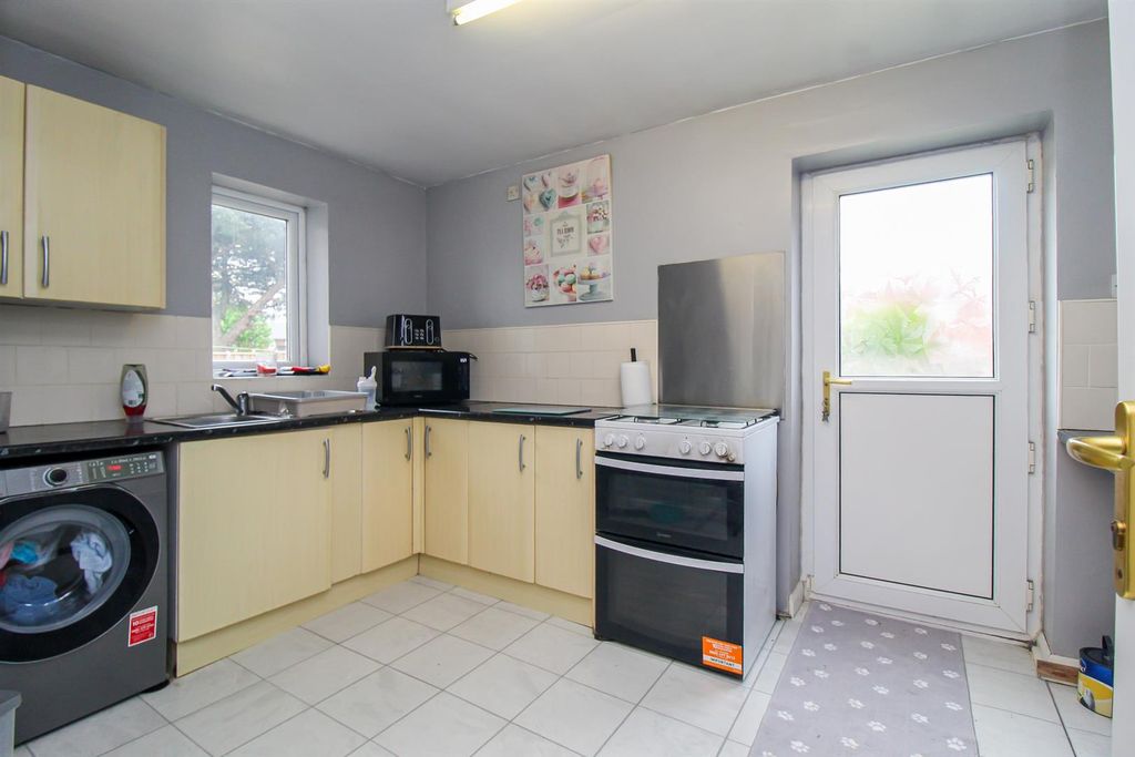 Property photo 3 of 8 Kitchen