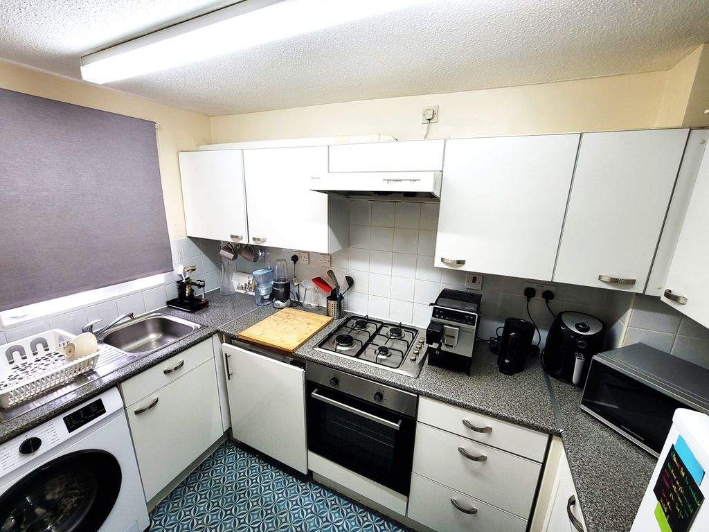 Property photo 3 of 7 Kitchen