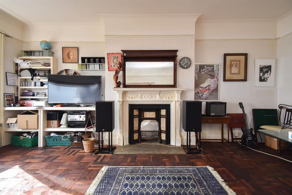 Property photo 1 of 18 Living Space