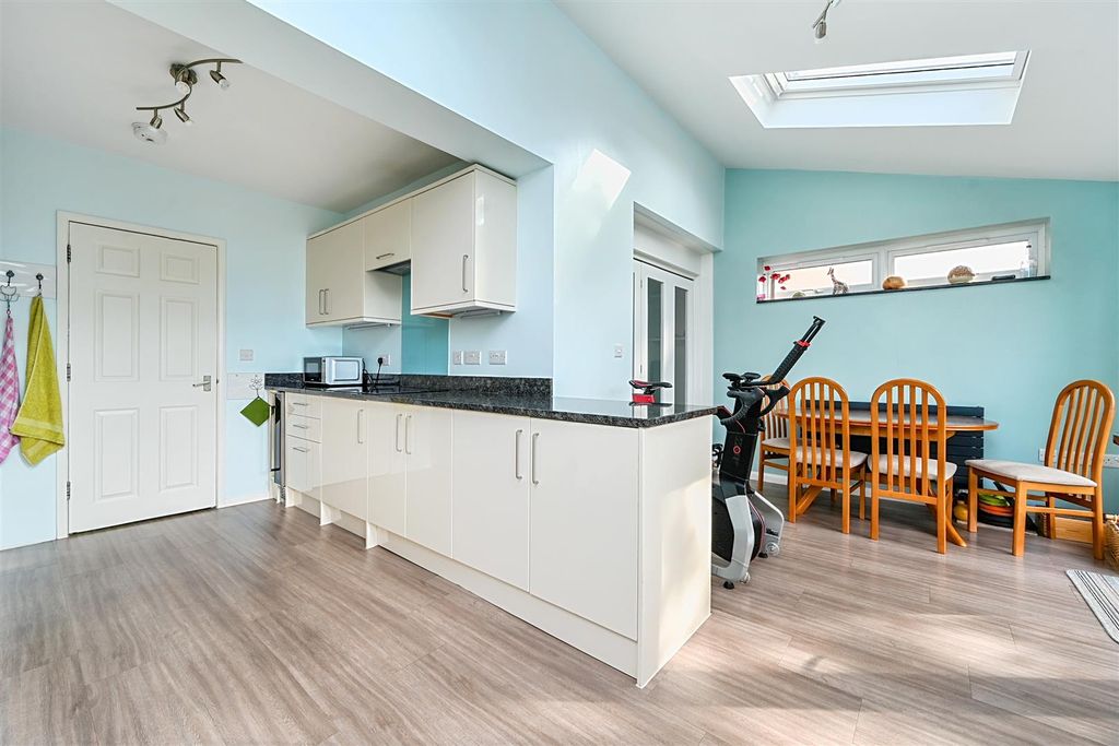Property photo 3 of 19 Foredown Road, Bn41 (3).Jpg