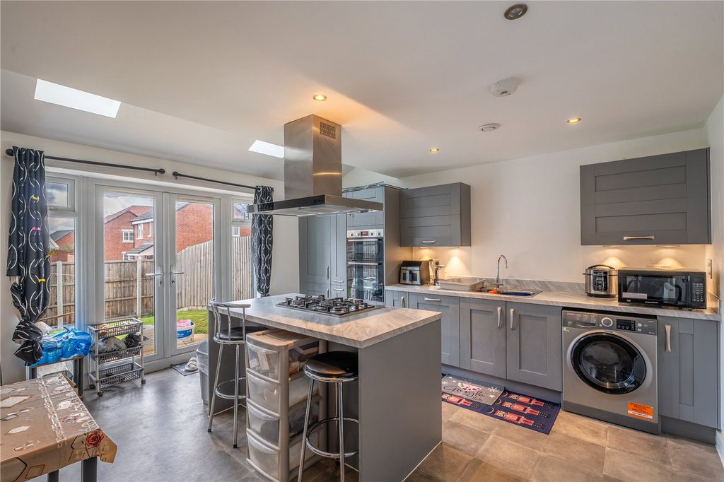 Property photo 2 of 27 Picture No. 15