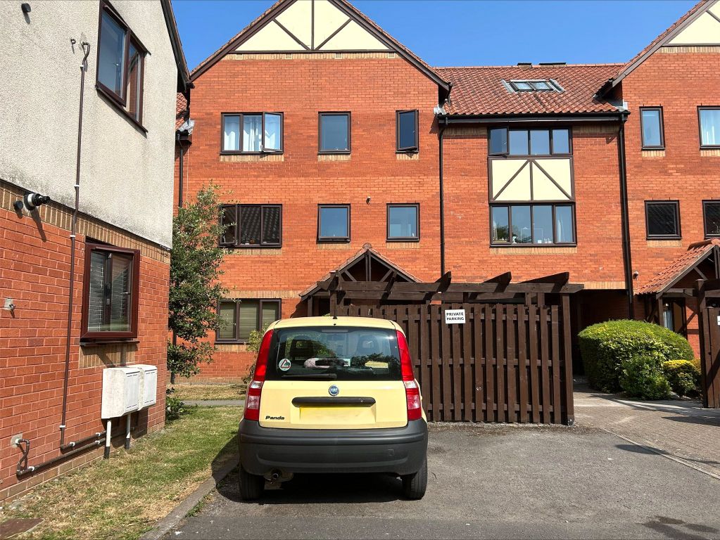 Property photo 3 of 8 Parking