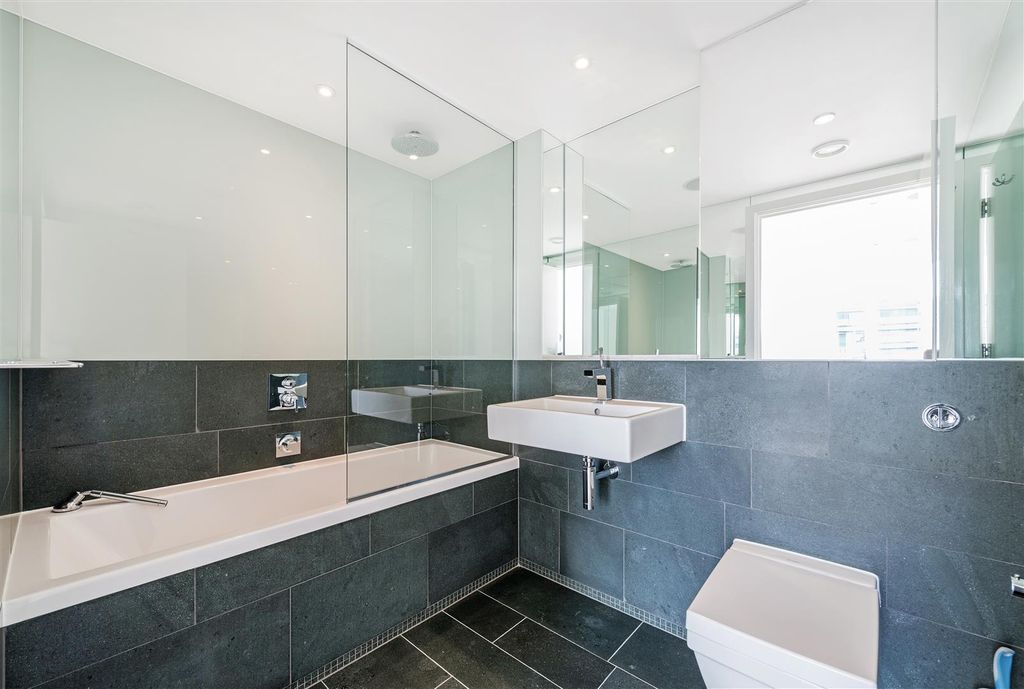 Property photo 3 of 11 En-Suite