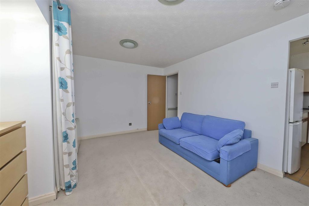 Property photo 3 of 7 Studio Room