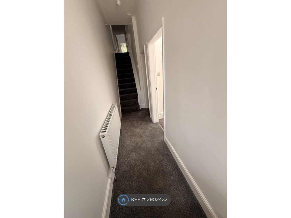 Property photo 2 of 17 Entrance/Hallway