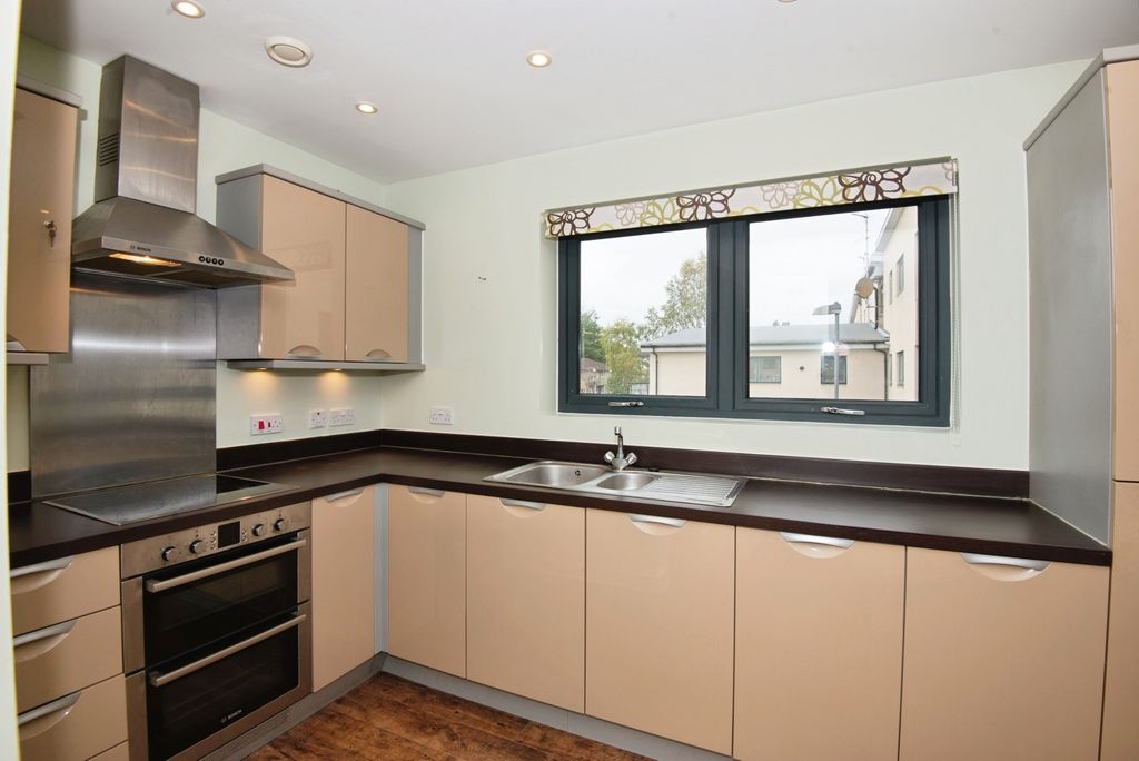 2 bed flat for saleSheldon Way, Berkhamsted, Hertfordshire HP4 photo 4