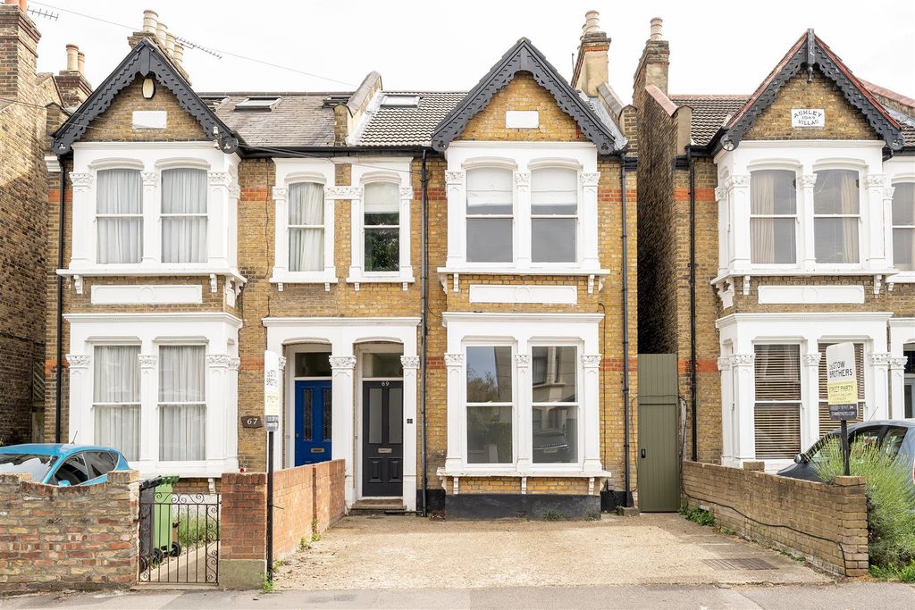 Property photo 1 of 31 Melville Road, E17