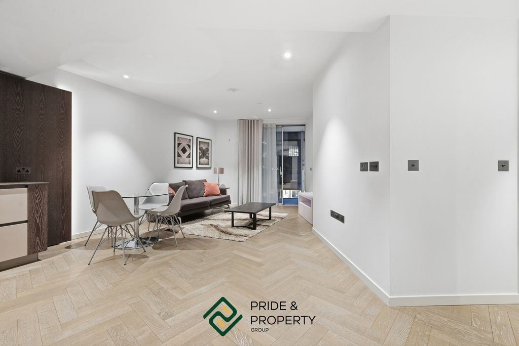 Property photo 3 of 18 Living Room