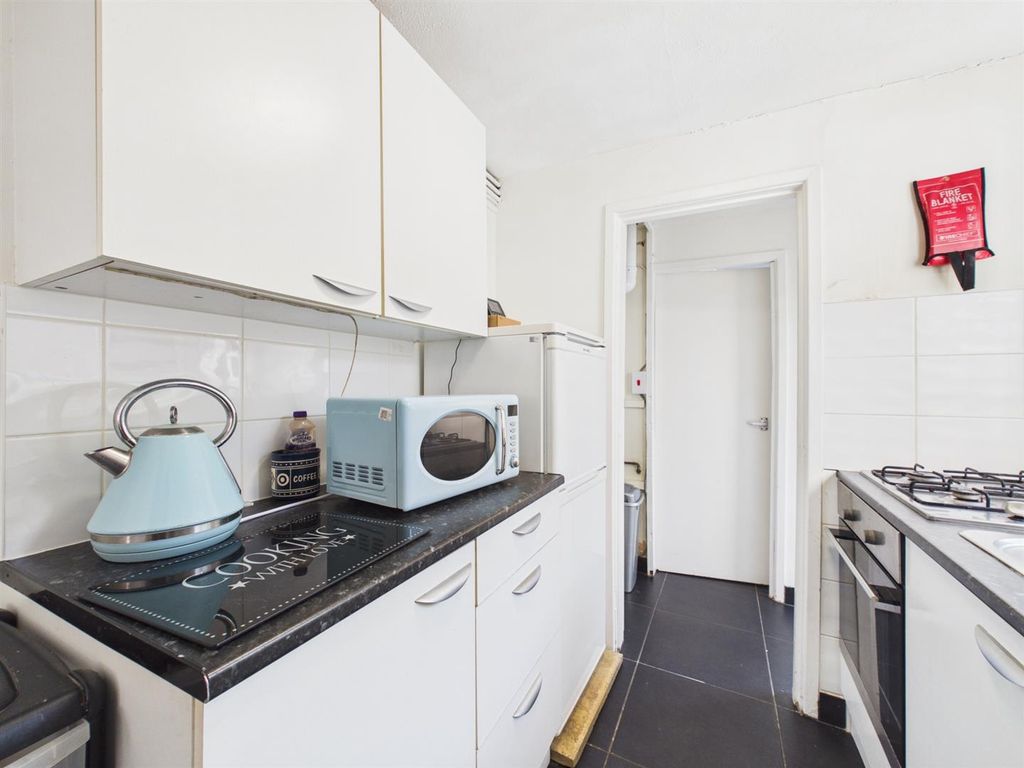 Property photo 3 of 9 Kitchen