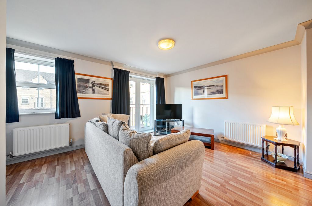 Property photo 3 of 11 1372375-11-68Fb4d...