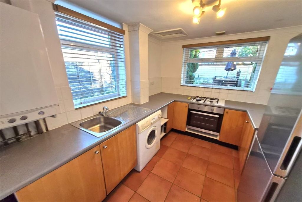 Property photo 2 of 7 Kitchen