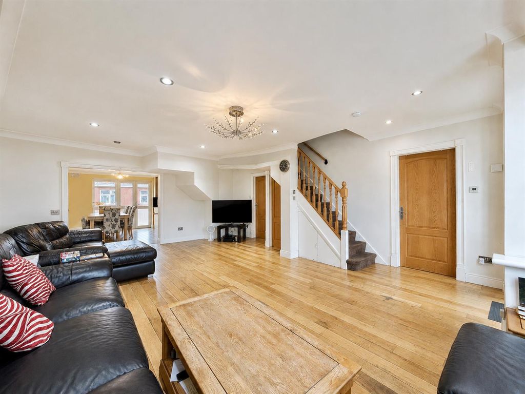 Property photo 2 of 15 Through Lounge