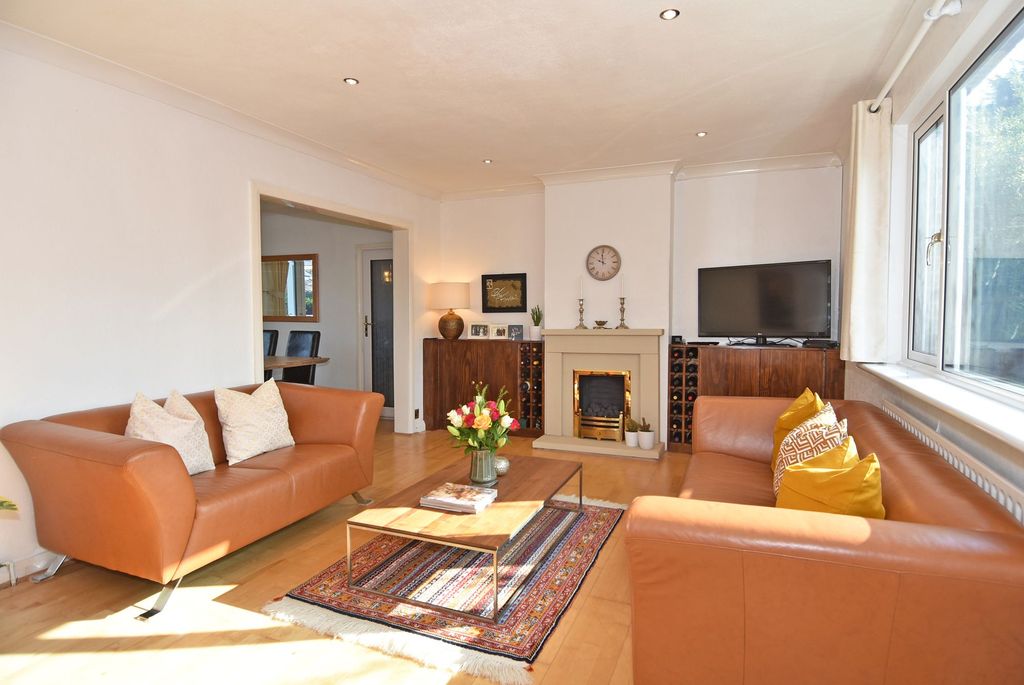 Property photo 2 of 23 Lounge
