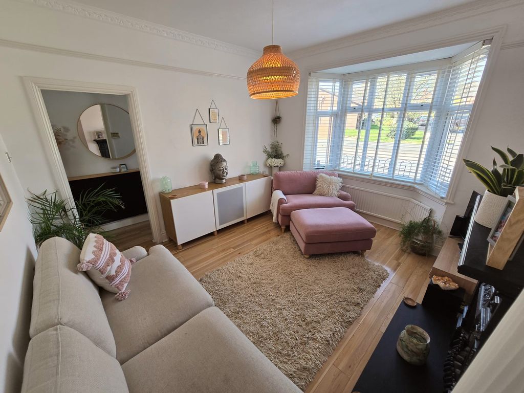 Property photo 3 of 17 Lounge B