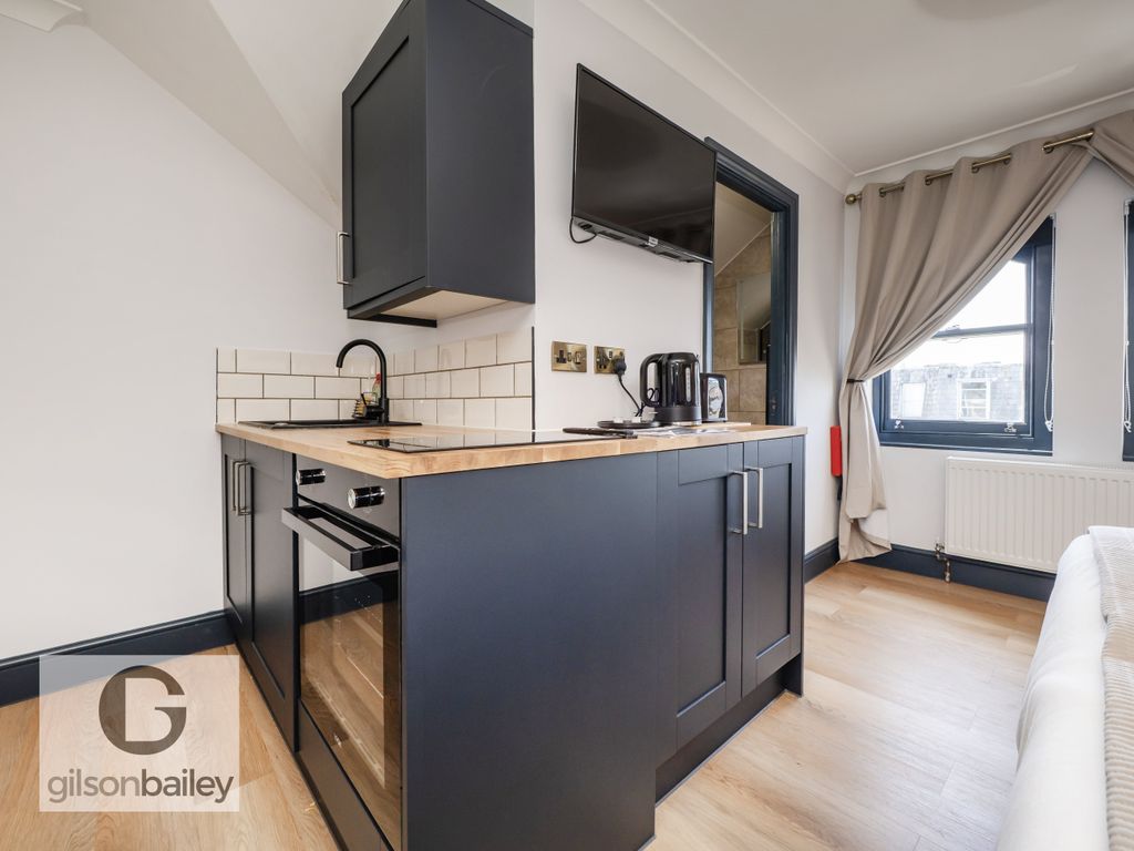 Property photo 1 of 9 6-Flat6 52Apowrd-28
