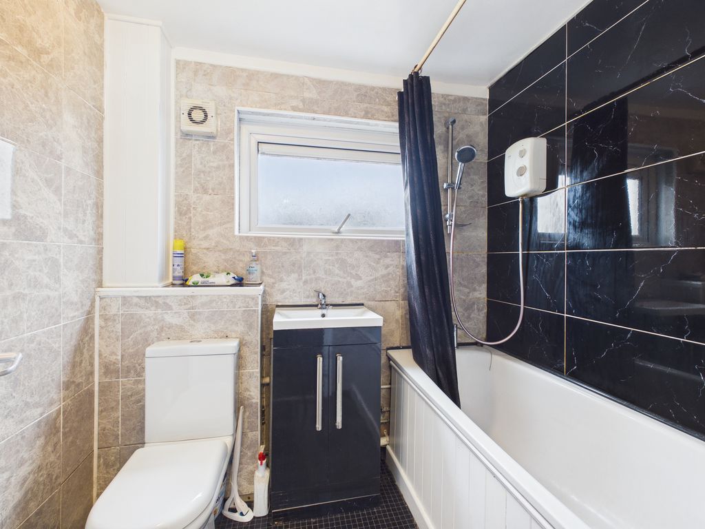 Property photo 3 of 10 Bathroom