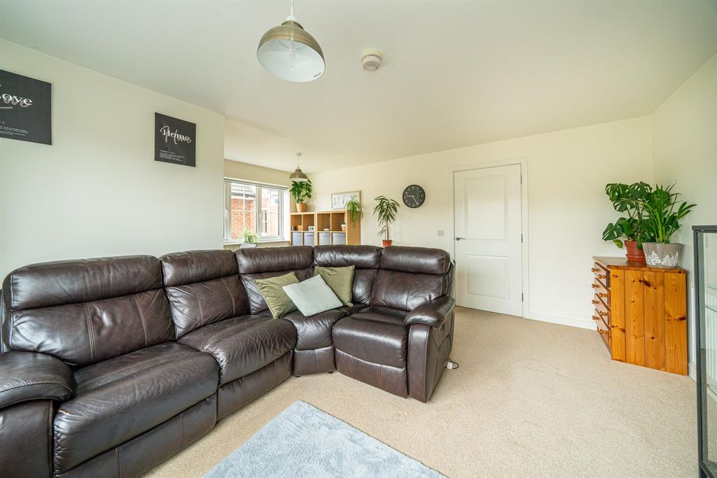 Property photo 2 of 14 Lounge